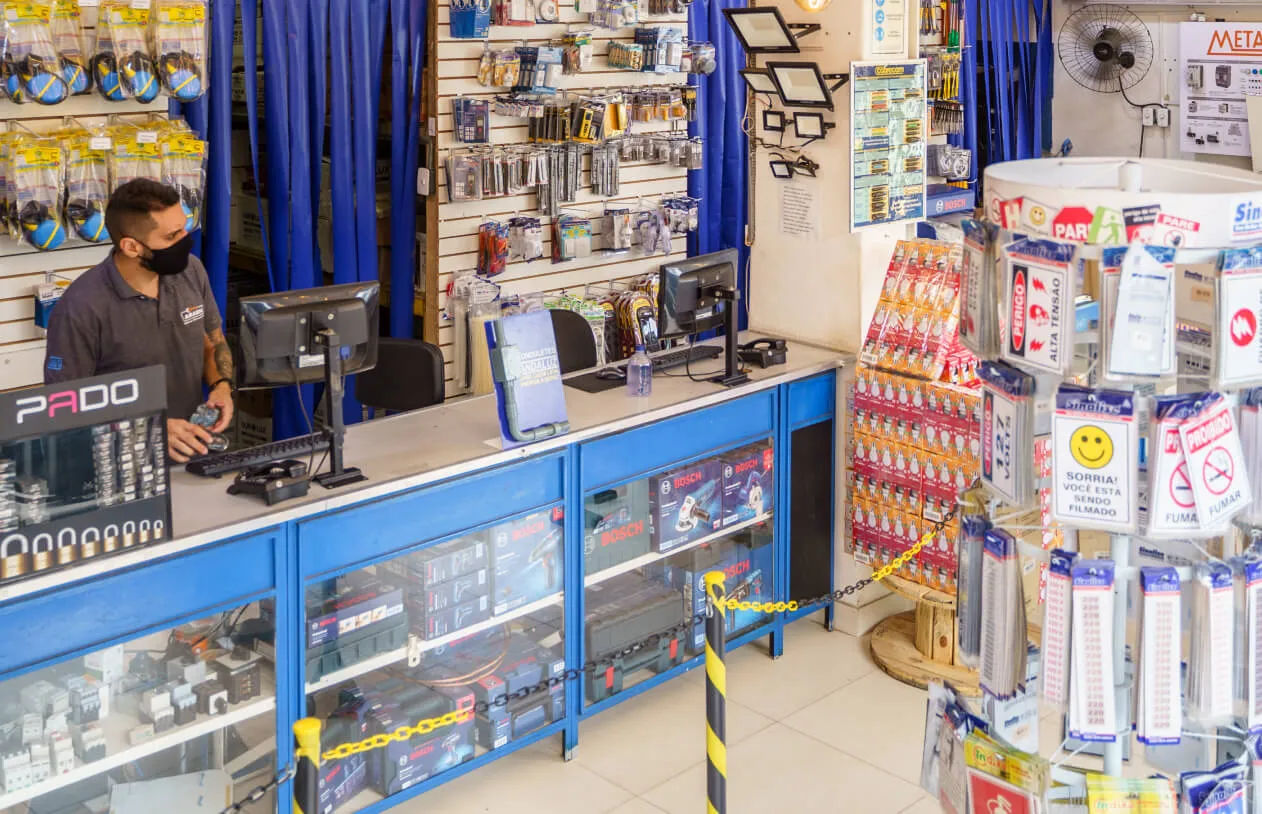 Foto da loja interna mostrando o balcão da loja mostrando as ferramentas.