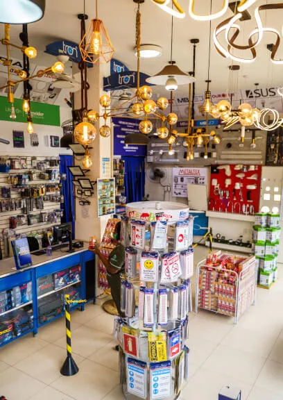 Foto da loja interna exibindo vários produtos de eletricidade.