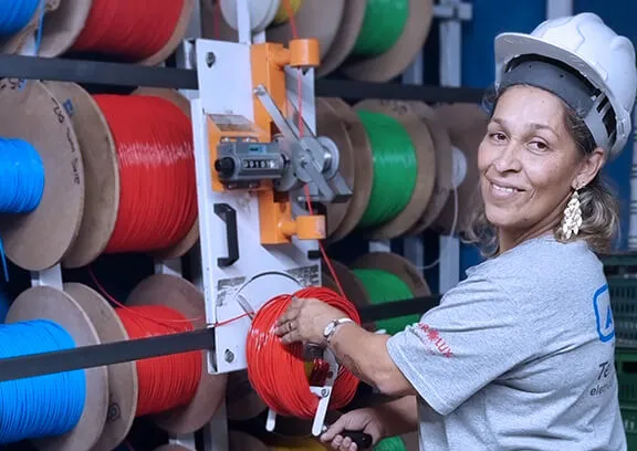 Foto de uma funcionária trabalhando no estoque da empresa.