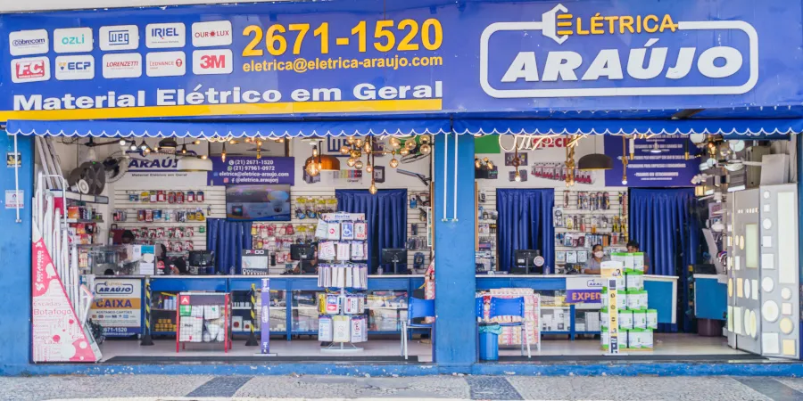 Foto da sacada da empresa. A cor predominante da identidade visual é o azul.