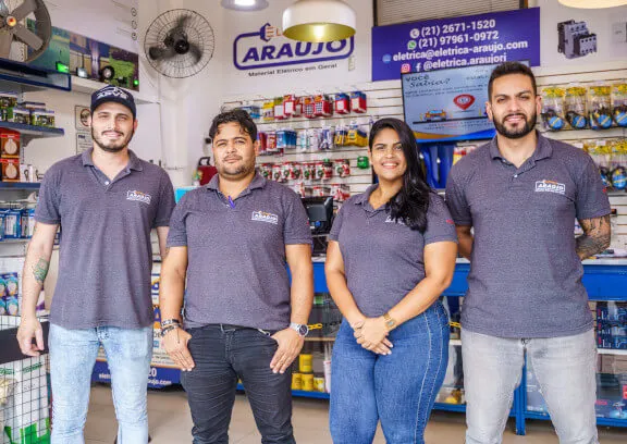 Imagem dos funcionários da empresa, nesta foto estão 3 homens e 1 mulher.