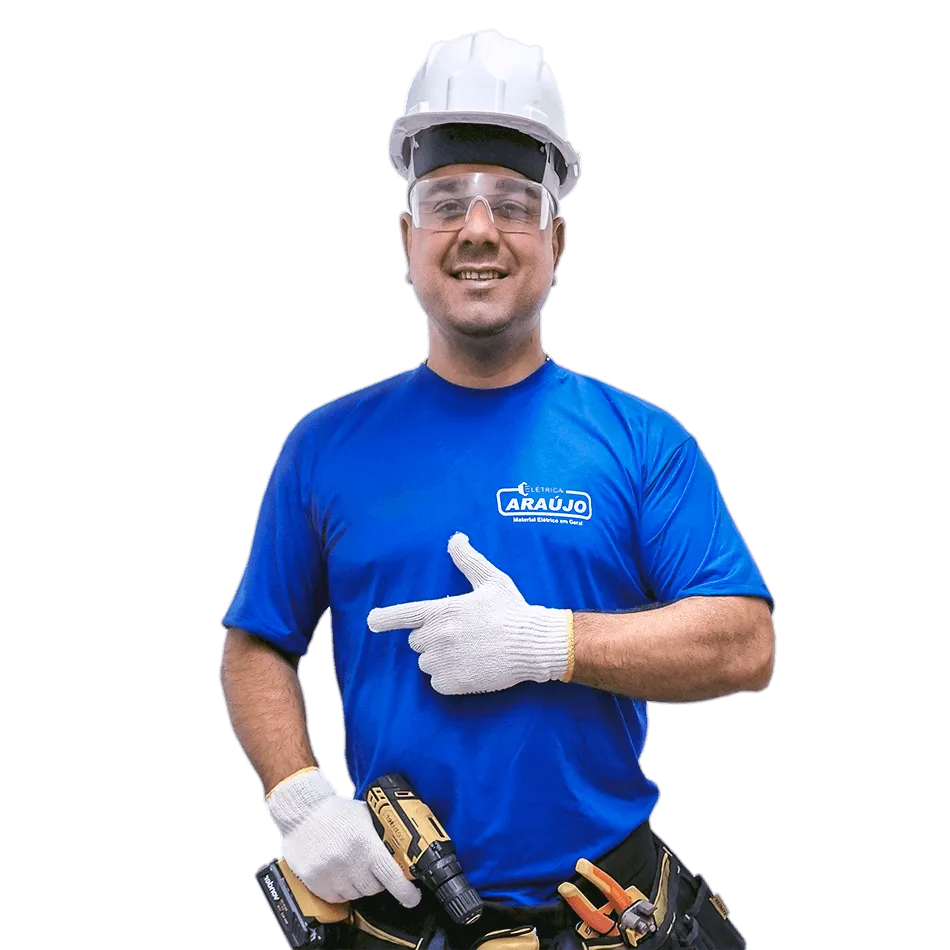 Homem vestido com material de segurança EPI representando um eletricista. 